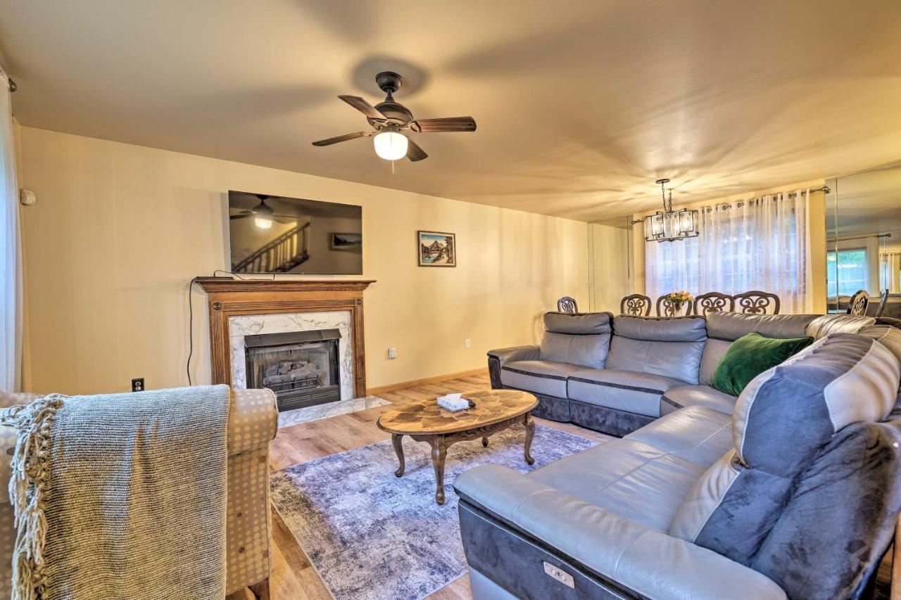 Spacious Tobyhanna Home With Lake Access And Fire Pit! Екстер'єр фото