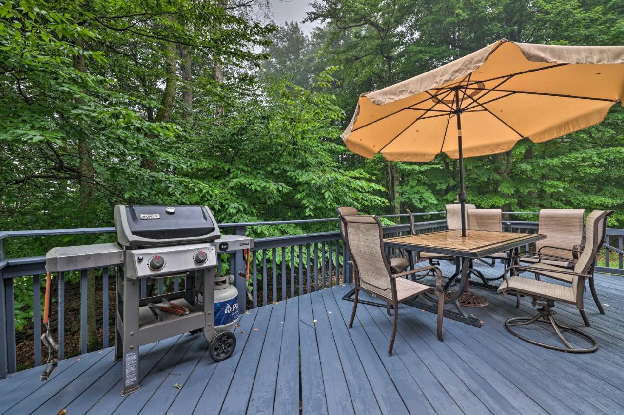 Spacious Tobyhanna Home With Lake Access And Fire Pit! Екстер'єр фото
