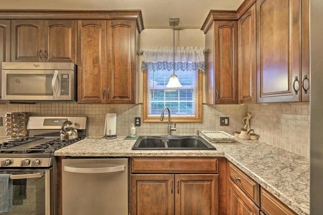 Spacious Tobyhanna Home With Lake Access And Fire Pit! Екстер'єр фото
