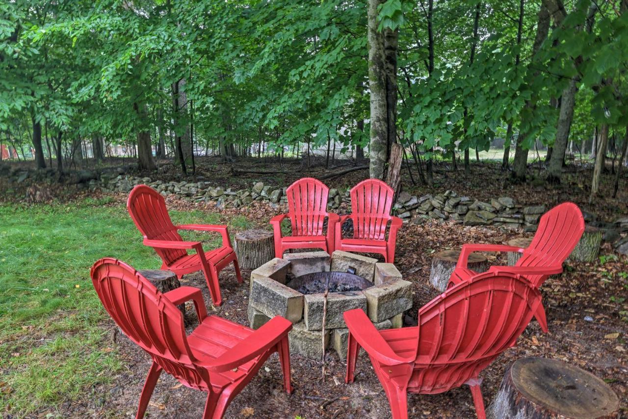 Spacious Tobyhanna Home With Lake Access And Fire Pit! Екстер'єр фото