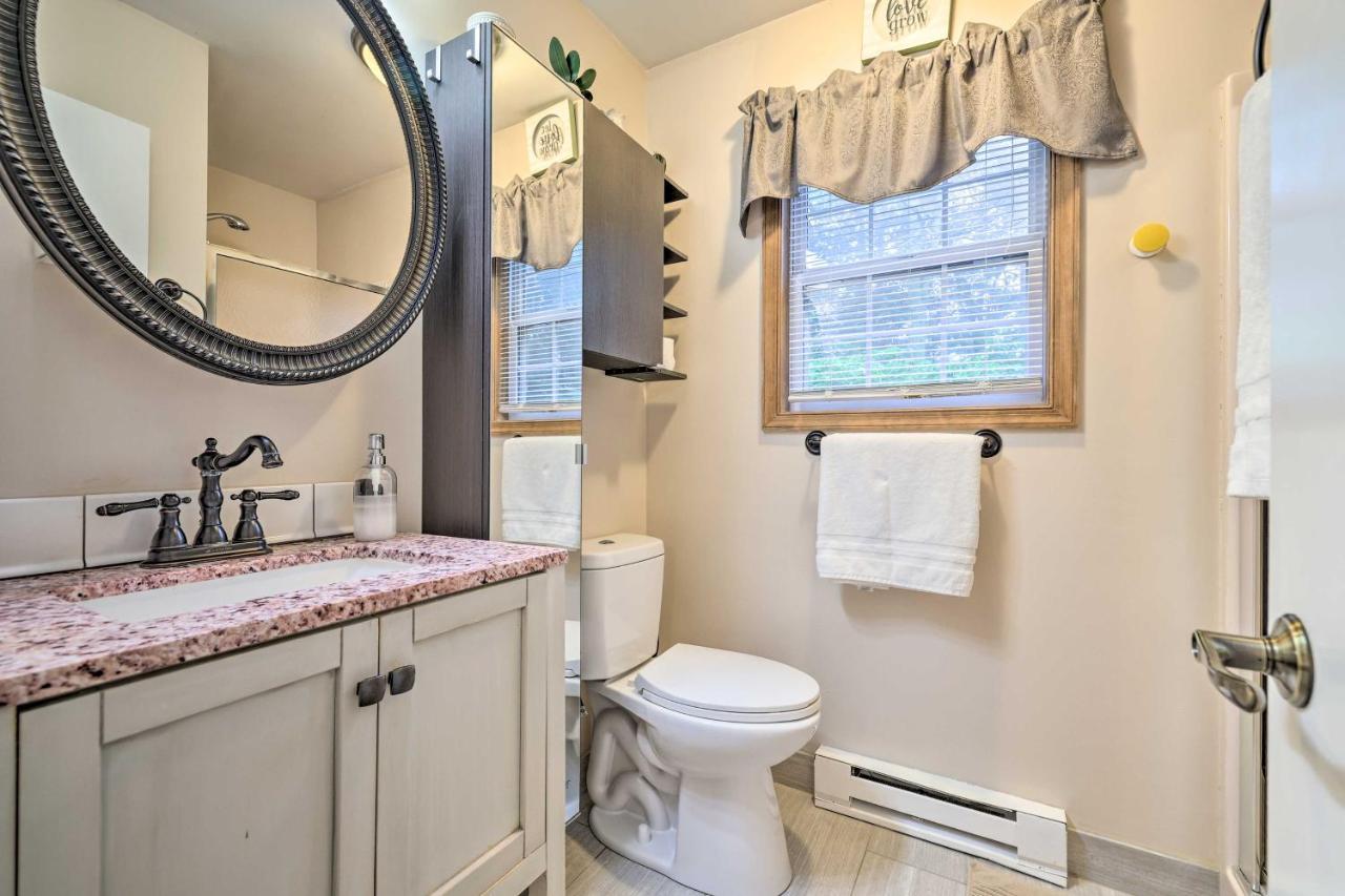 Spacious Tobyhanna Home With Lake Access And Fire Pit! Екстер'єр фото